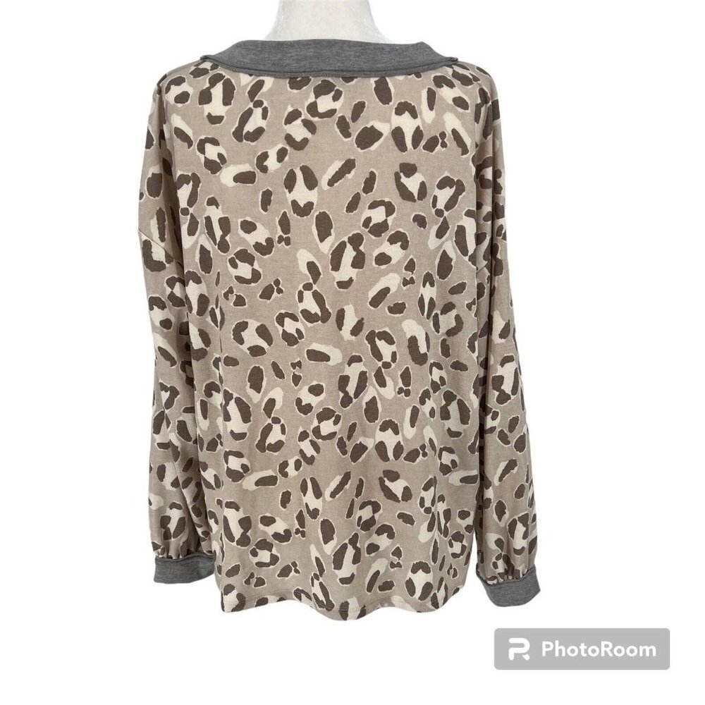 New Gilli Top Size M Light Taupe Leopard Pull Over Long Sleeve Oversized Knotted - Picture 3 of 8